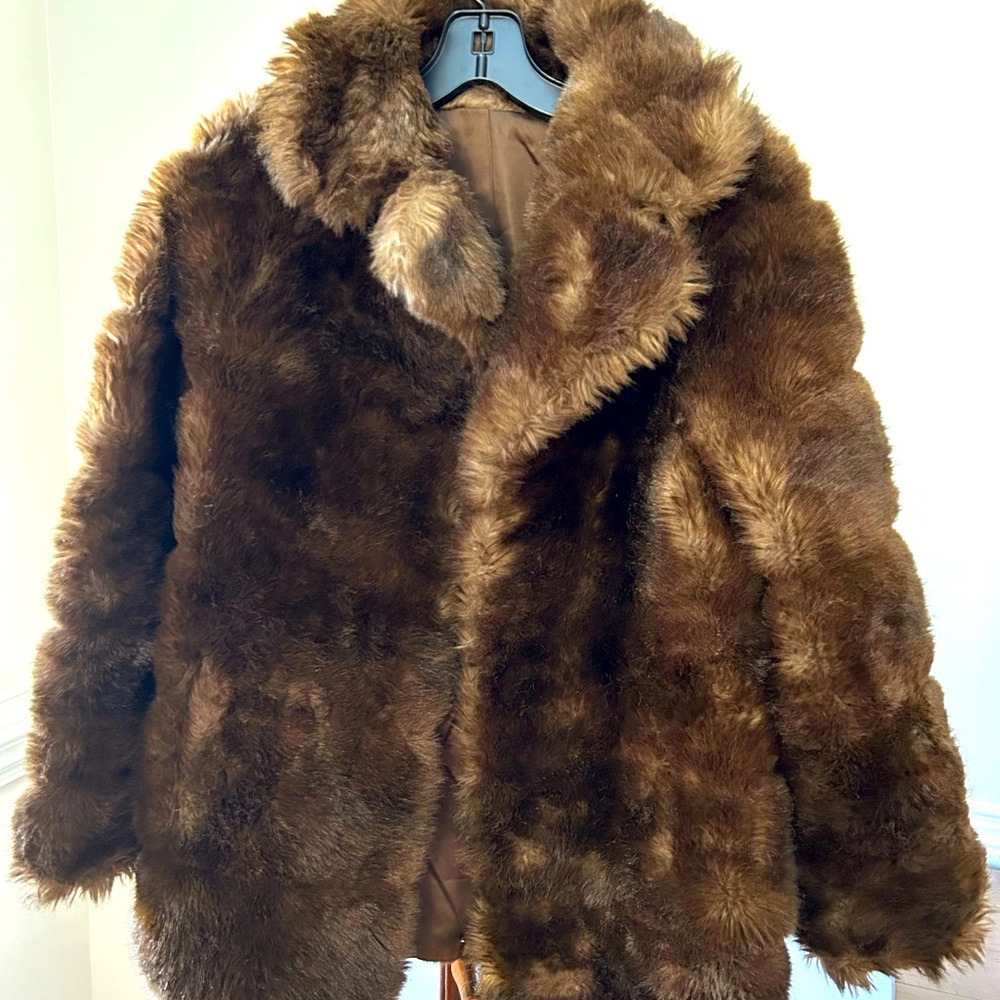 St. Moritz styled be Sportowne, vintage faux fur jacket. Women’s size 10